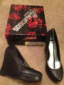 NEW Fergalicious by Fergie black wedge Women's Shoes size 8.5
