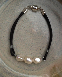 Elegant Leather & Pearl Bracelet