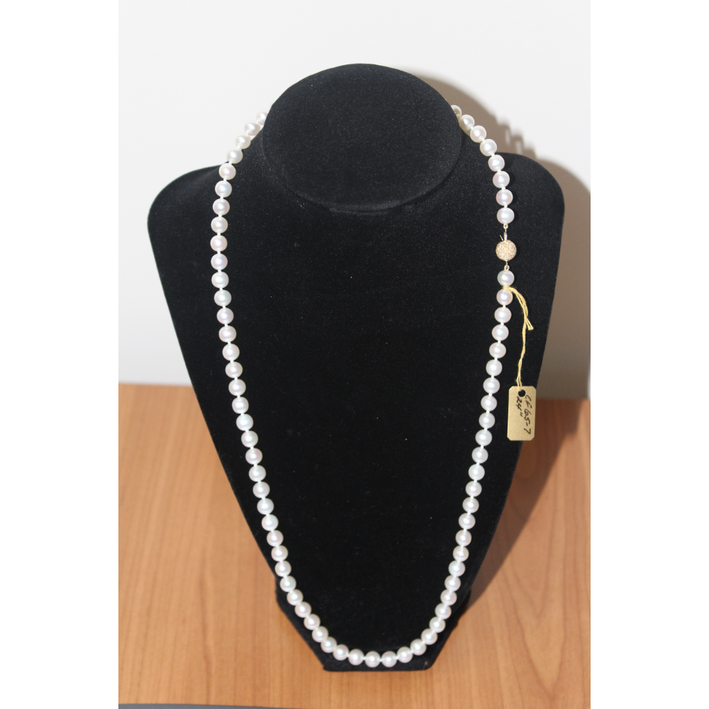 Freshwater Pearl Necklace (Terry Paine)