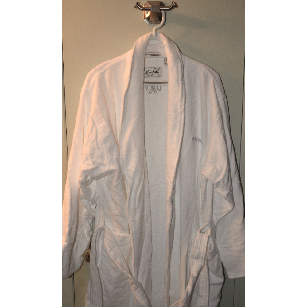 Luxurious white plush bathrobe with Bathworks logo, size L/XL